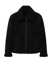 Sort ruskindsjakke med lynlås foran, stor fleece-farvet krave, to sidelommer og fleece-detaljer på ærmerne og kanten.