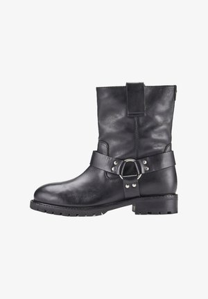 Bottes noires en cuir à hauteur de la cheville, avec un bout arrondi, une bride ornée d'une boucle argentée, une surface texturée et une semelle robuste pour une bonne adhérence.