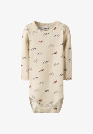 Lange mouw babybody in beige katoen met een patroon van kleurrijke tractors. Drukknoopjes aan de onderkant voor gemakkelijk verschonen.