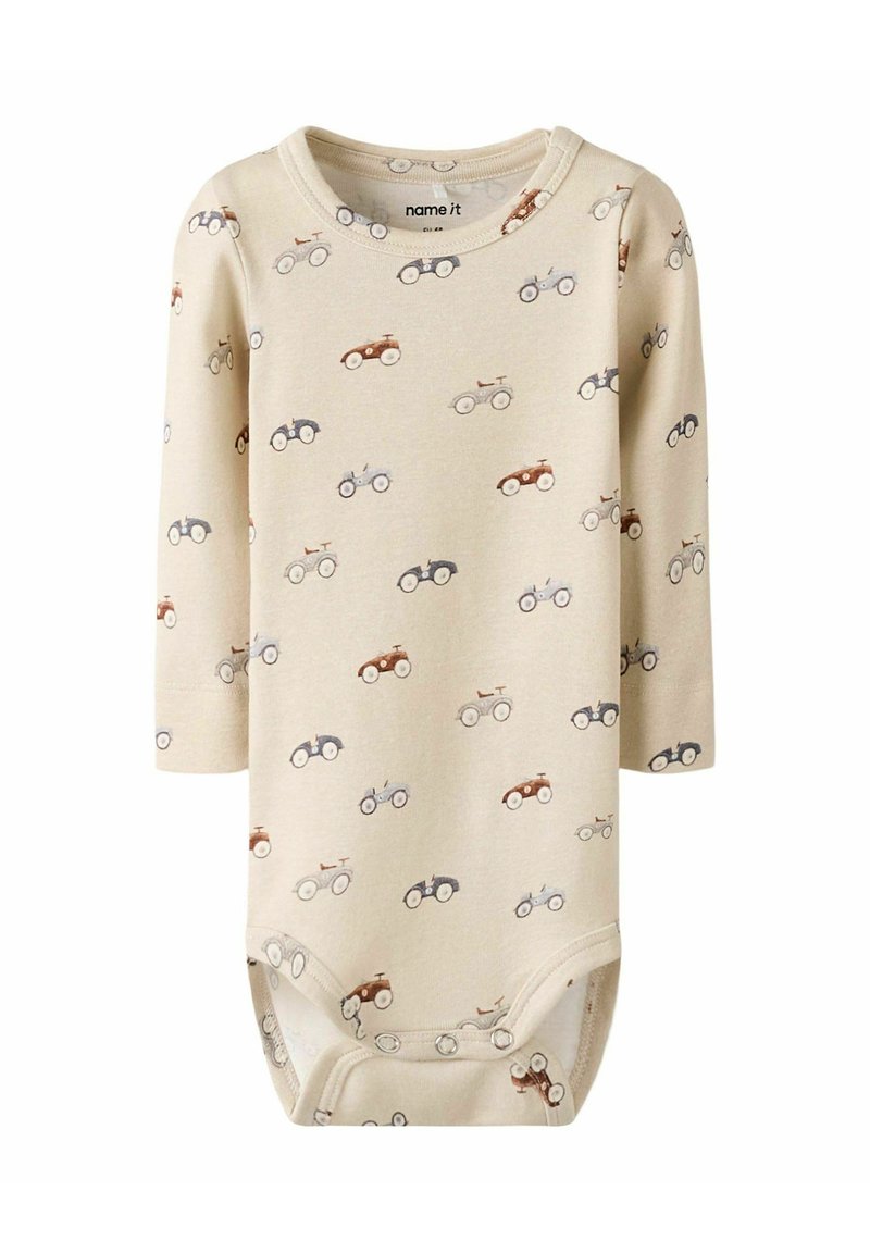 Beżowy bodziak z długim rękawem dla niemowląt z wzorem kolorowych traktorów. Zatrzaski przy dolnej części ułatwiają zmianę pieluchy.