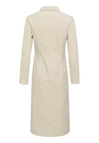 Rochie din catifea bej, cu guler și mâneci lungi. Prezintă o textură verticală cu nervuri și cusături laterale. Siluetă dreaptă cu o lungime până la genunchi.