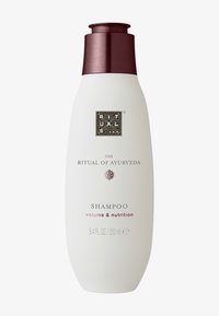Weiße Shampooflasche mit geschwungener Form und einer dunklen Metallkappe. Enthält ein Logo und Text, die das Volumen und die Nährstoffe angeben. Volumen: 250 ml.