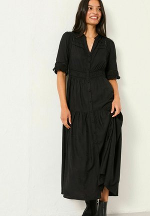 Schwarzes Maxikleid mit kurzen Puffärmeln, Rüschendetails, Knopfverschluss vorne und gestuftem Rock mit einem dezenten Blumenmuster.