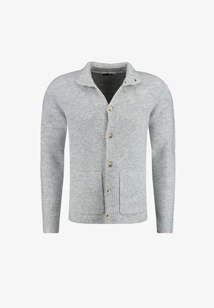 Cardigan grigio chiaro a coste realizzato in tessuto morbido; presenta un colletto, bottoni in legno e due tasche anteriori. Design classico con superficie testurizzata.