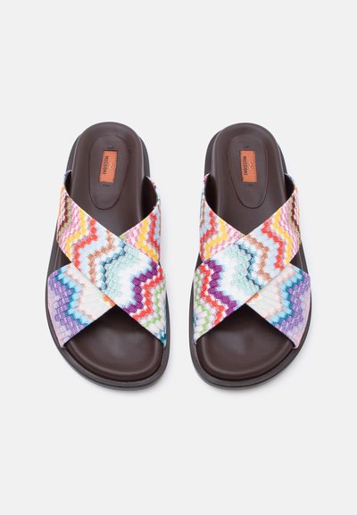 Paire de sandales marron à enfiler avec des brides larges en tissu multicolore à motif zigzag croisé et semelles intérieures rembourrées.