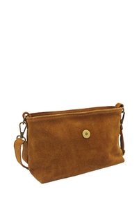 Sac bandoulière en daim, de couleur marron riche, avec une fermeture à pression en laiton. Présente une forme rectangulaire mince et une bandoulière réglable. Texture lisse.