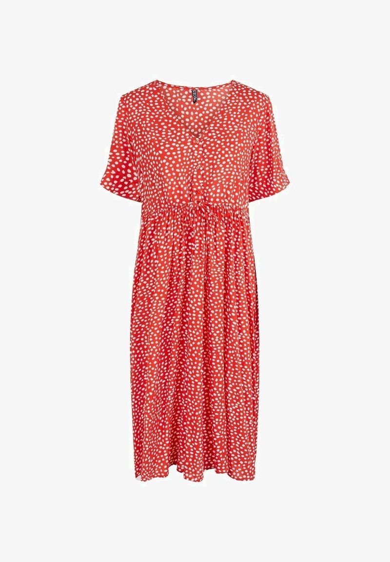 Robe rouge mi-longue avec des taches abstraites blanches, manches courtes, col en V, boutonnée à l'avant, et taille froncée avec un cordon de serrage.