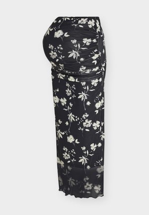 Falda larga negra con estampado floral, confeccionada en tela ligera. Presenta cintura fruncida y patrones florales blancos por toda la prenda. Textura suave.