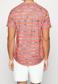 Camisa de manga corta en coral con rayas horizontales azules y blancas, con un escote redondo y un dobladillo ligeramente curvado. Tejido suave y ligero.