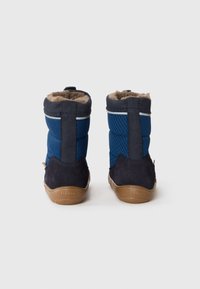 Botine de iarnă pentru copii, în nuanțe de albastru și bleumarin, cu talpă din cauciuc bej și căptușeală din fleece bej, văzute din spate pe un fundal alb.