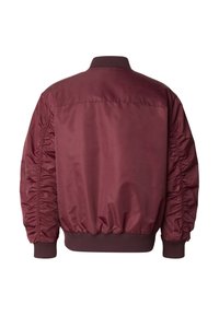 Vue arrière d'une veste bomber bordeaux avec col, poignets et ourlet côtelés, comportant des détails froncés le long des manches.