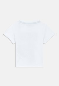 Λευκό T-shirt με κοντά μανίκια από απαλό βαμβάκι, διαθέτει στρογγυλή λαιμόκοψη και απλή πλάτη με διακριτικό λογότυπο της μάρκας, τυπωμένο κοντά στη λαιμόκοψη.