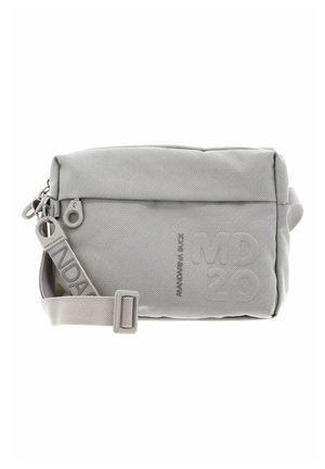 Sac bandoulière rectangulaire gris clair en tissu texturé, avec sangle réglable, poche avant zippée et logo discrètement embossé.