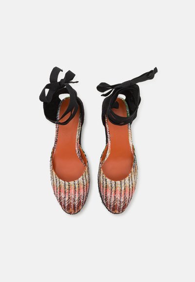 Pantofi platform din țesătură colorată, cu vârf rotund, legături pentru gleznă din țesătură neagră și o talpă interioară netedă de culoare portocalie. Designul are dungi verticale.
