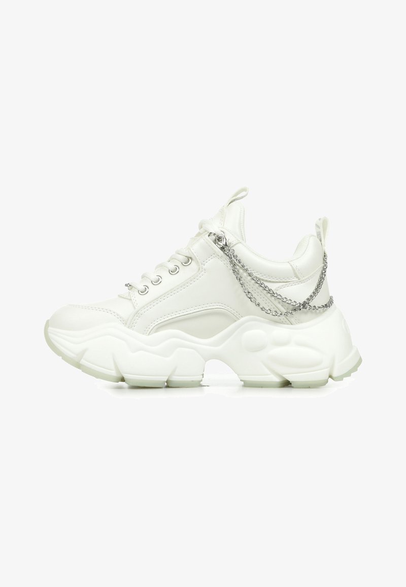 Białe sneakersy z masywną podeszwą, gładką syntetyczną cholewką, sznurowanym zapięciem oraz srebrnymi łańcuchami na pięcie.