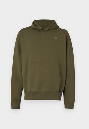 Olivově zelená mikina s kapucí vyrobená z měkké, strukturované tkaniny, s přední kapsou typu 'kangaroo' a žebrovanými manžetami a spodním lemem. Na hrudi je umístěno malé logo.