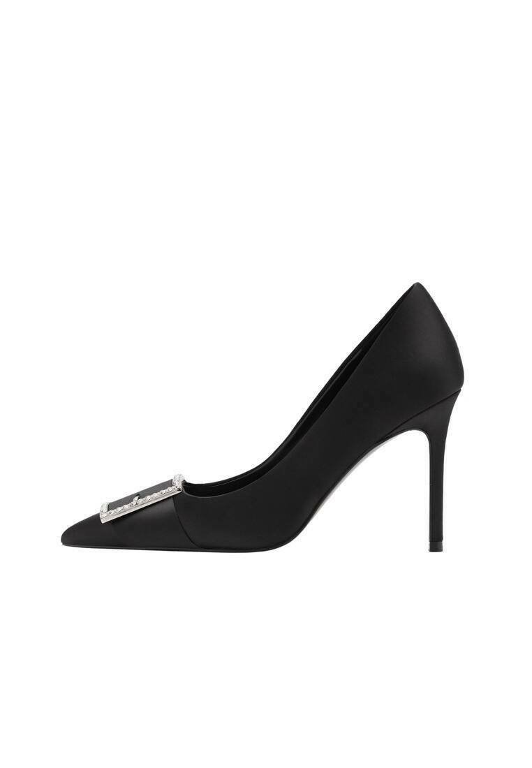 Črna stiletto petka z ostrim nosom, satenska materiala in srebrnim kovinskim akcentom spredaj. Gladka tekstura, eleganten dizajn.