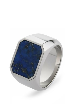 Anello in argento con una grande pietra ottagonale blu scuro con sottili macchie dorate, montato su una larga fascia lucida.