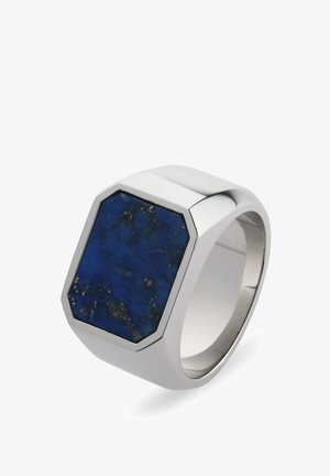 Zilveren ring met een grote achtkantige donkerblauwe steen met subtiele gouden vlekjes, gezet in een brede gepolijste band.