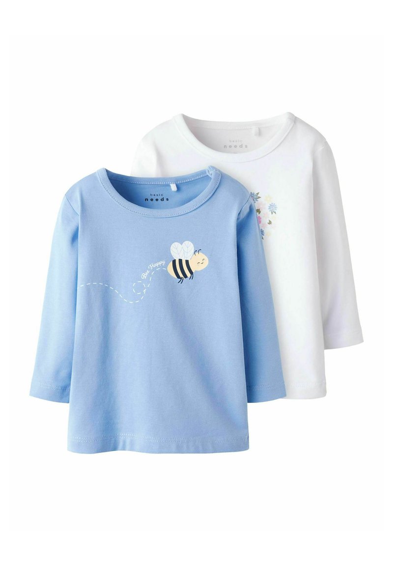 Dwie długie koszulki dla małych dzieci, jedna jasnoniebieska z uśmiechniętym pszczółkiem i napisem "Bądź szczęśliwy", druga biała z małym wzorem kwiatowym.