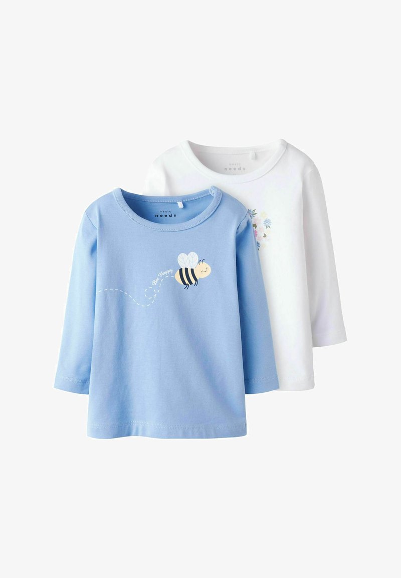 Dwie długie koszulki dla małych dzieci, jedna jasnoniebieska z uśmiechniętym pszczółkiem i napisem "Bądź szczęśliwy", druga biała z małym wzorem kwiatowym.