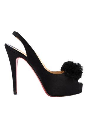 Chaussure slingback noire à talon haut avec bout ouvert, semelle plateforme, semelle rouge et décoration fleur en tissu noir à l'avant.