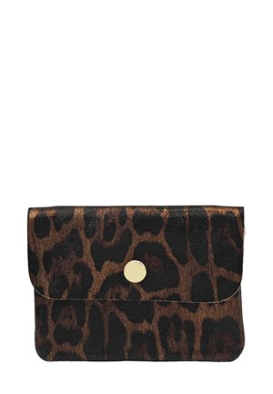 Petit portefeuille rectangulaire avec motif léopard et fermeture à bouton rond doré au centre du rabat.