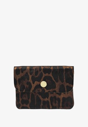 Petit portefeuille rectangulaire avec motif léopard et fermeture à bouton rond doré au centre du rabat.