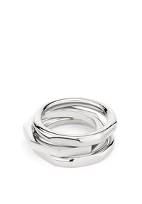Trois anneaux imbriqués en métal argenté brillant, présentant un mélange de surfaces lisses et texturées avec des formes angulaires et géométriques.