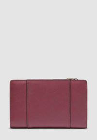 Portafoglio color bordeaux in pelle con pannelli verticali cuciti e chiusura con cerniera su uno sfondo chiaro uniforme.