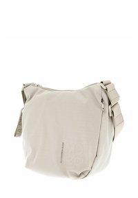 Beige Umhängetasche aus strukturiertem Stoff. Verfügt über einen verstellbaren Schultergurt, einen Reißverschluss und dezente geprägte Markenkennzeichnung auf der Vorderseite.
