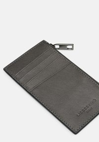 Grauleders Kartenetui mit strukturiertem Finish, vier Kartenfächern, einem Reißverschlussfach und geprägten Logodetails.