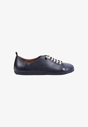 Chaussure décontractée en cuir bleu marine avec lacets blancs, détails perforés sur les côtés, semelle basse et languette au talon, vue de côté.