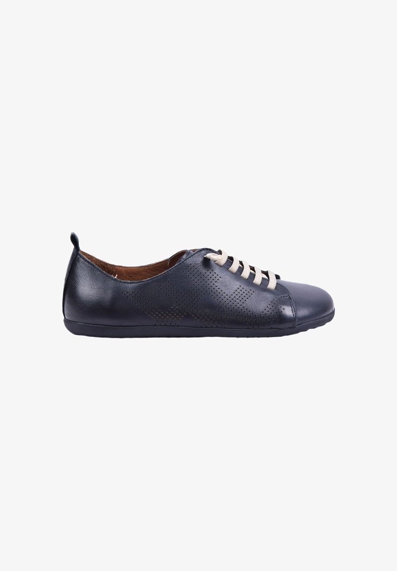 Chaussure décontractée en cuir bleu marine avec lacets blancs, détails perforés sur les côtés, semelle basse et languette au talon, vue de côté.