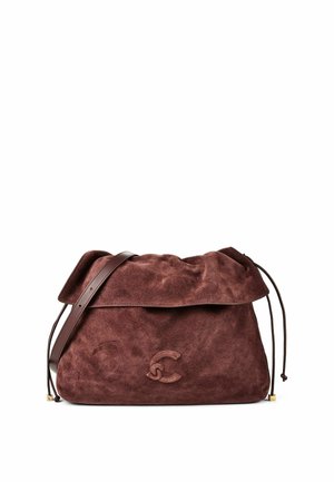 Sac à épaule en daim marron avec un rabat souple repliable, une sangle en cuir réglable et un logo C entrelacé embossé à l'avant.