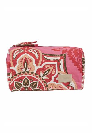 Pochette rectangulaire en tissu avec fermeture éclair, présentant des motifs floraux et géométriques rouges, roses et bruns, avec une petite étiquette beige indiquant « VERDE ».