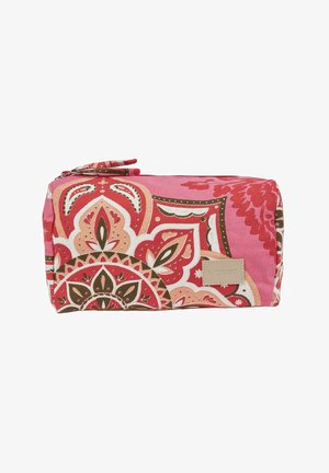 Rechthoekig stoffen tasje met rits, met rode, roze en bruine bloemige en geometrische patronen en een klein beige label met de tekst "VERDE."