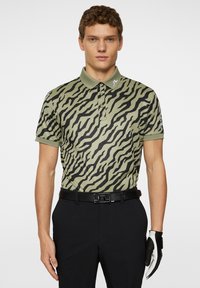 Kortärmad pikétröja i olivgrön med svarta tigerstripor, med krage, fyra knappar och broderad logotyp på bröstet.