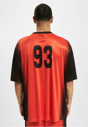 Tricou cu mânecă scurtă, confecționat dintr-un material neted, având un gradient de la portocalie la neagră, cu un mare "93" negru pe spate.