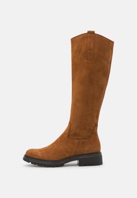 Ruskeat mokkanahkaiset polviin asti ulottuvat saappaat, joissa on pyöreä varvas, teksturoitu päällinen ja musta kumipohja. Saappaissa on myös vetonauha ylhäällä, mikä helpottaa pukemista.