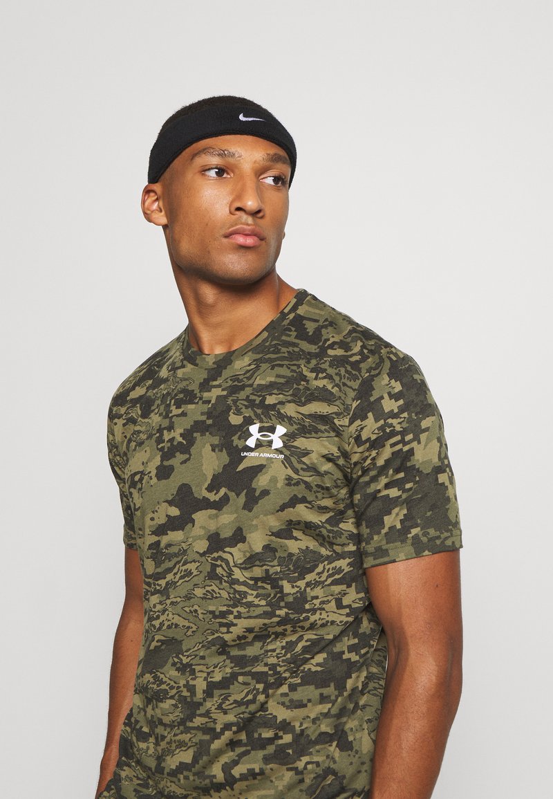 Enlace Cita Agente de mudanzas Under Armour CAMO - Camiseta estampada - black/khaki/negro - Zalando.es