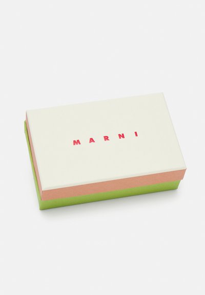 Boîte rectangulaire en carton crème, rose et vert. Inscription "MARNI" en lettres rouges sur le dessus, avec une texture lisse et des couleurs superposées.