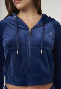 Juicy Couture MADISON - Užtrauktuku užsegamas treningas - blue depths