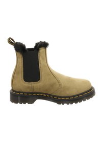 Helle Wildleder Chelsea-Boots mit schwarzen elastischen Seiteneinsätzen, Fellakzenten am Kragen, gelben Nähten und einer strukturierten Gummisohle.