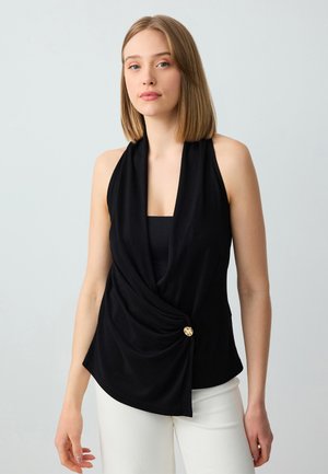 Schwarzes Wickeltop aus weichem Stoff, mit tiefem V-Ausschnitt, drapiertem Design und dekorativem goldenen Knopfakzent an der Taille.