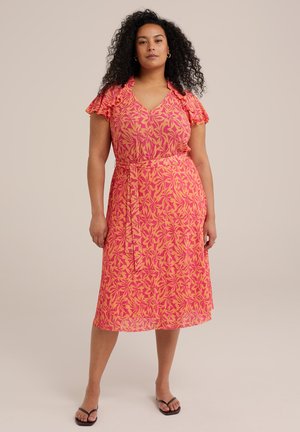 Roses Blumen Kleid mit Rüschensäumen, V-Ausschnitt und einem Bindegürtel. Der Stoff weist ein Blattmuster in verschiedenen Schattierungen von Pink und Orange auf.