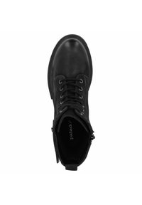Stivale alla caviglia in pelle nera con punta arrotondata, lacci frontali e occhielli metallici. Presenta una superficie texture e una cerniera laterale per un facile accesso.