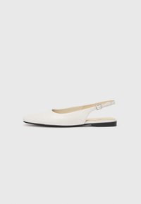 Pantofle albe cu toc joasă tip slingback, vârf ascuțit, partea superioară din piele netedă, detaliu mic cu cataramă pe curea și o talpă interioară texturată subtil.