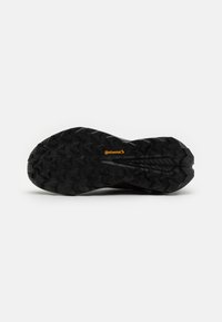 Melnas gumijas zoles ar teksturētu zīmējumu. Iekļauts Continental logos oranžā krāsā, paredzēts saķerei uz dažādām virsmām.