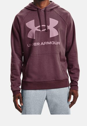 Bordeaux hoodie van lichte stof, met een voorzak (kangaroo pocket), een capuchon met trekkoord en een groot roze Under Armour-logo op de borst.